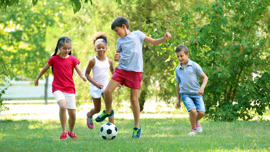 Enfants qui jouent au football