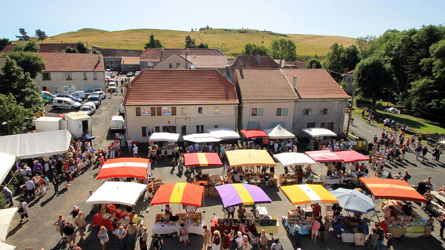 Vue sur la place du village de Mezilhac