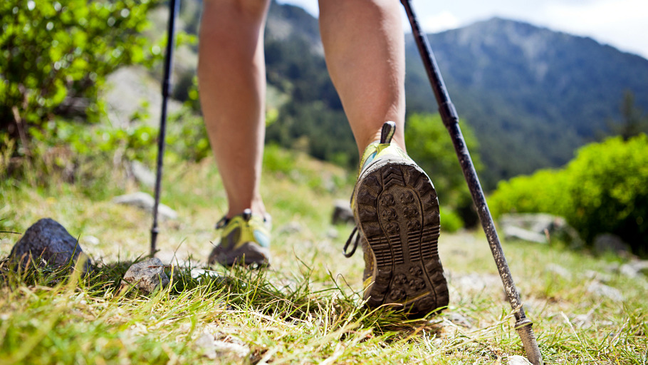 Vue sur les jambes d'un randonneur