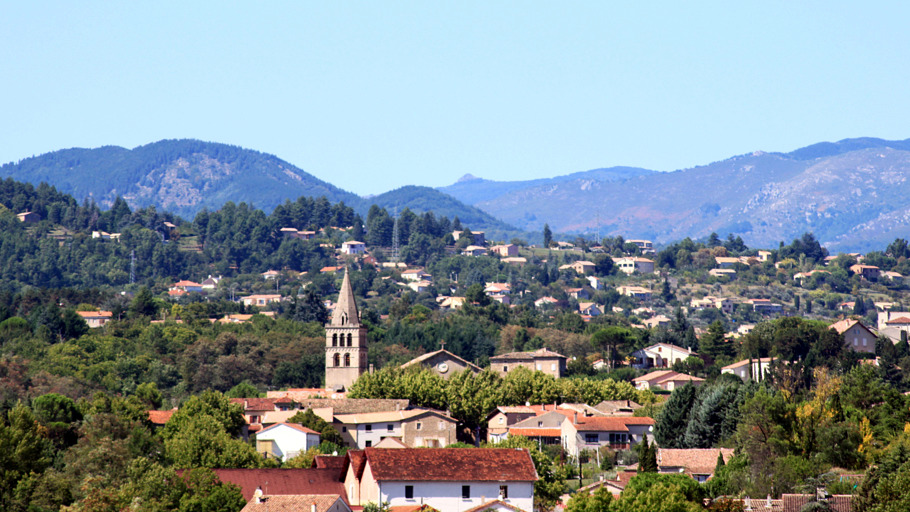 Vue sur le village de Saint-Etienne-de-Fontbellon