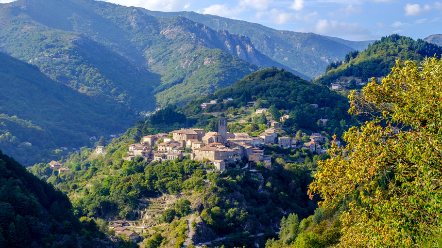 Vue sur le village de Vallées-d'Antraigues-Asperjoc